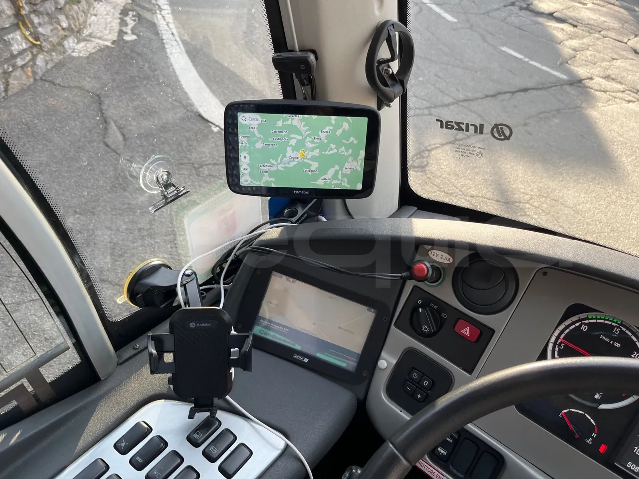 Irizar i6 HDH 12.37 - EUR5 - 324kW - 12.200m - onboard devices 1