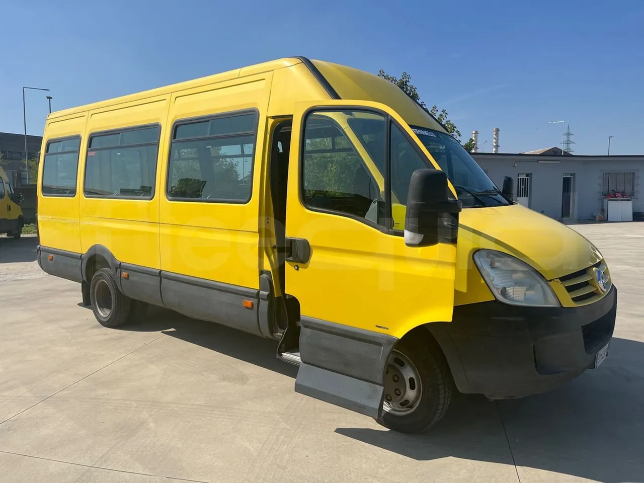 Iveco A50 E4/30/A - EURO4 -107kw - 6,948mt - 3/4 right front doors open