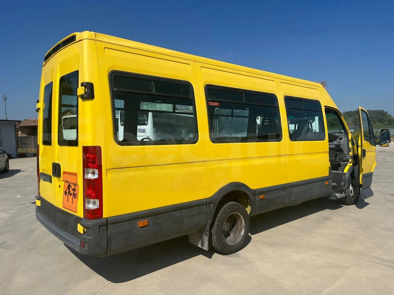 Iveco A50 E4/30/A - EURO4 -107kw - 6,948mt - 3/4 right rear doors open