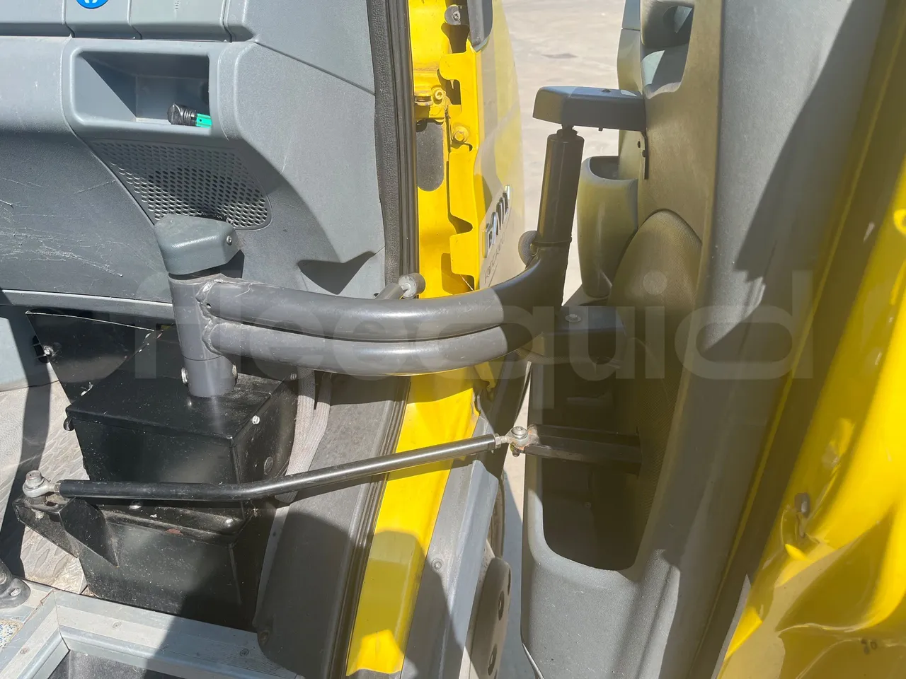 Iveco A50 E4/30/A - EURO4 -107kw - 6,948mt - door mechanism photo