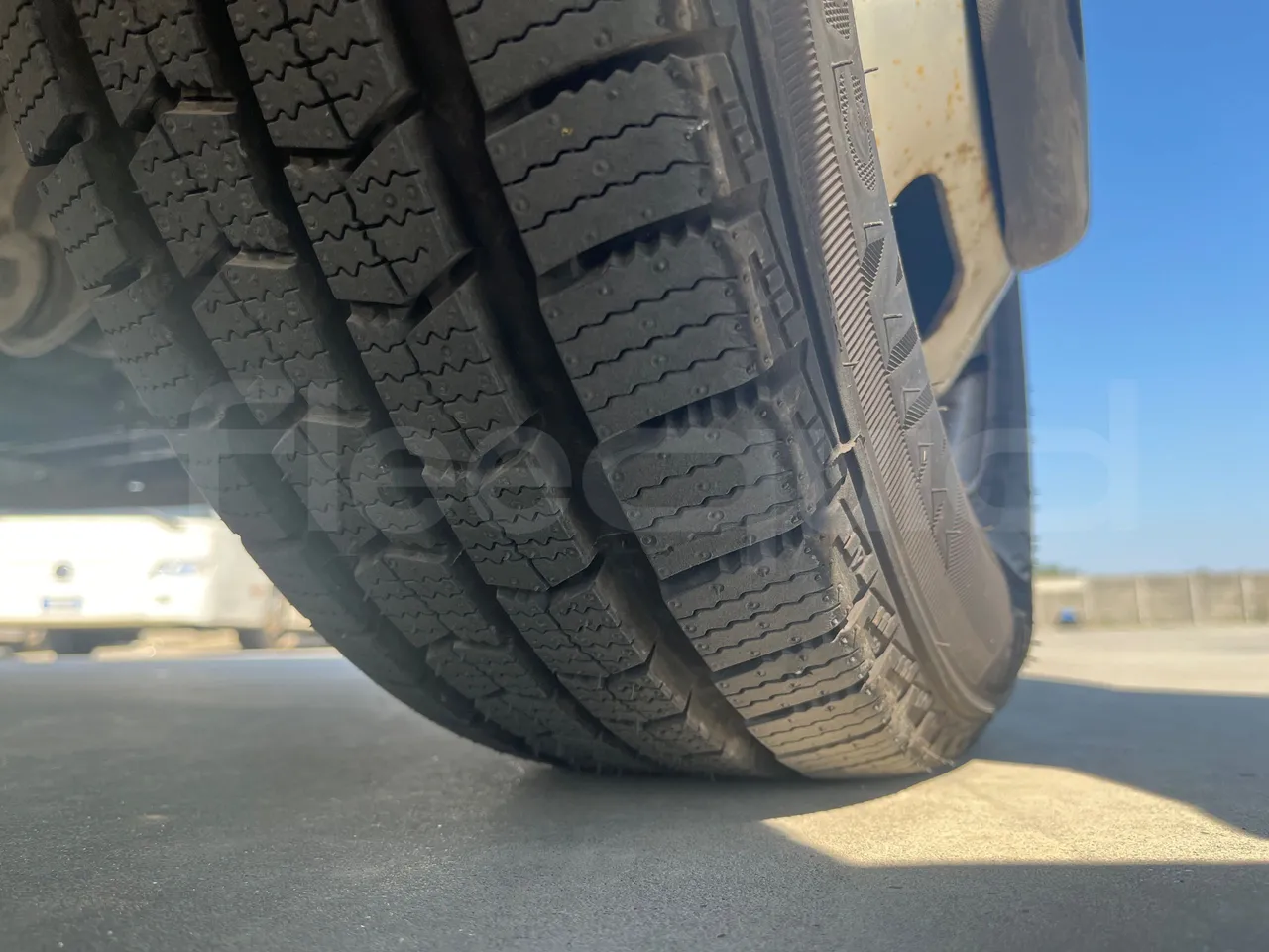 Iveco A50 E4/30/A - EURO4 -107kw - 6,948mt - tread condition front tires right