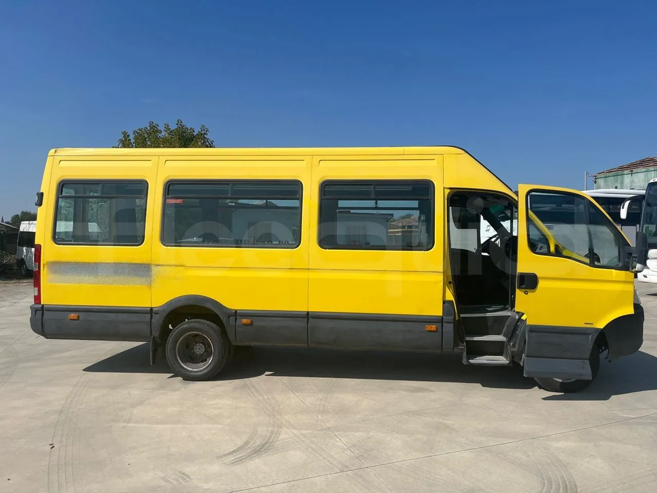 Iveco A50 E4/30/A - EURO4 -107kw - 6,948mt - right side doors open