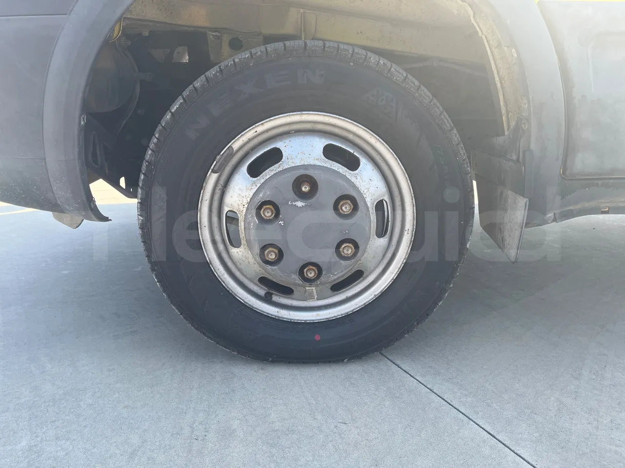 Iveco A50 E4/30/A - EURO4 -107kw - 6,948mt - front left tire measurements