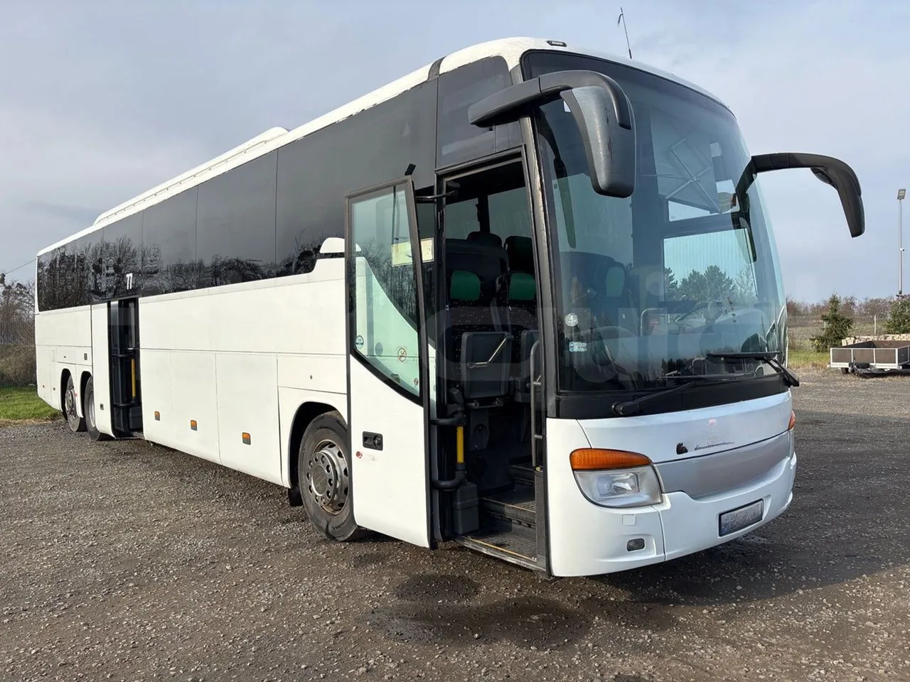 Setra S417 GT-HD - EURO4 - 315 kW-14,05m - 3/4 right front doors open