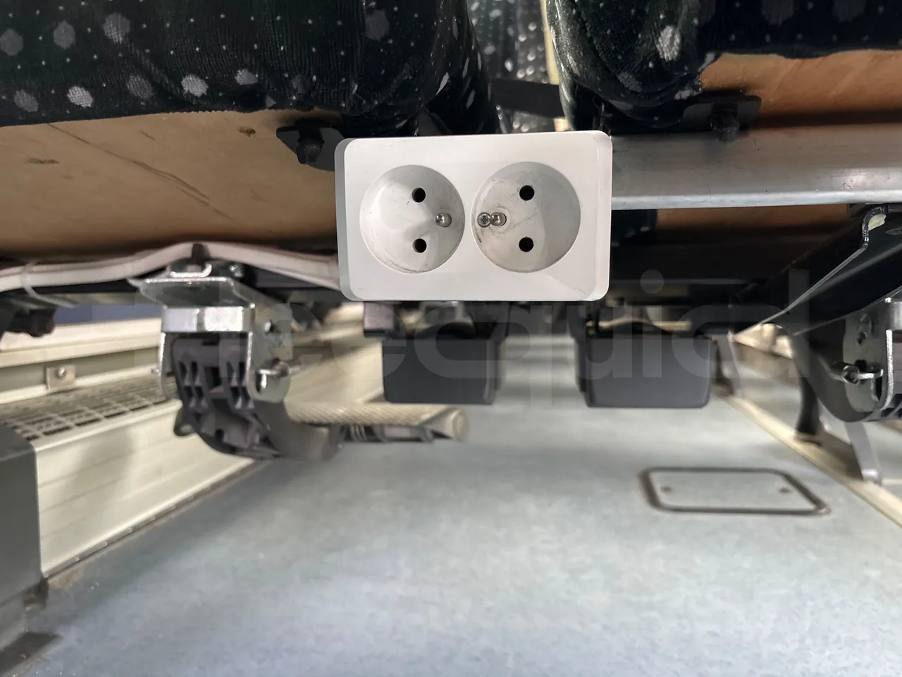 Setra S417 GT-HD - EURO4 - 315 kW-14,05m - power outlets detail