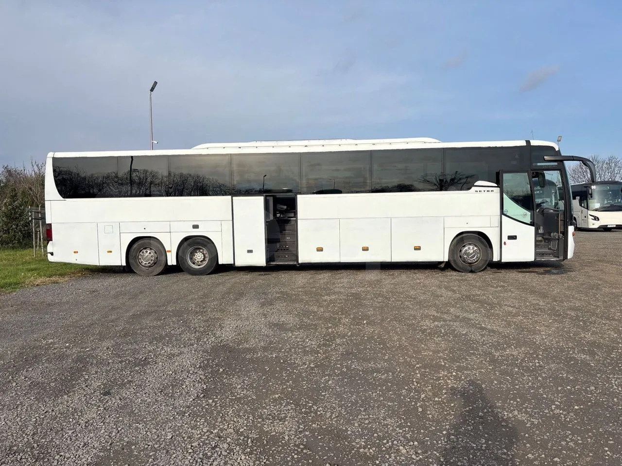 Setra S417 GT-HD - EURO4 - 315 kW-14,05m - right side doors open