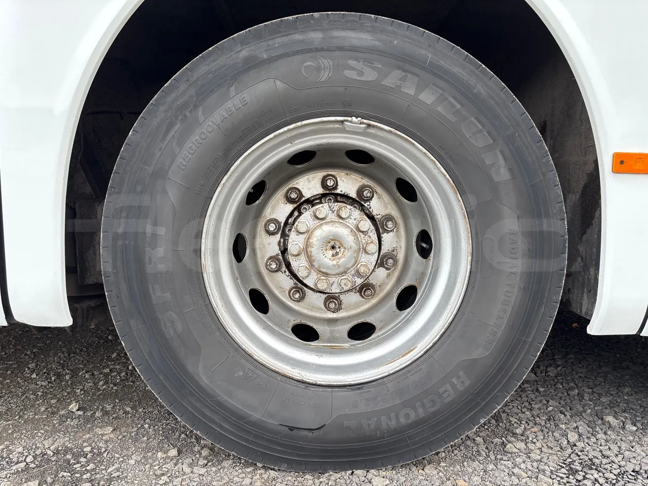Setra S417 GT-HD - EURO4 - 315 kW-14,05m - rear left tire photo