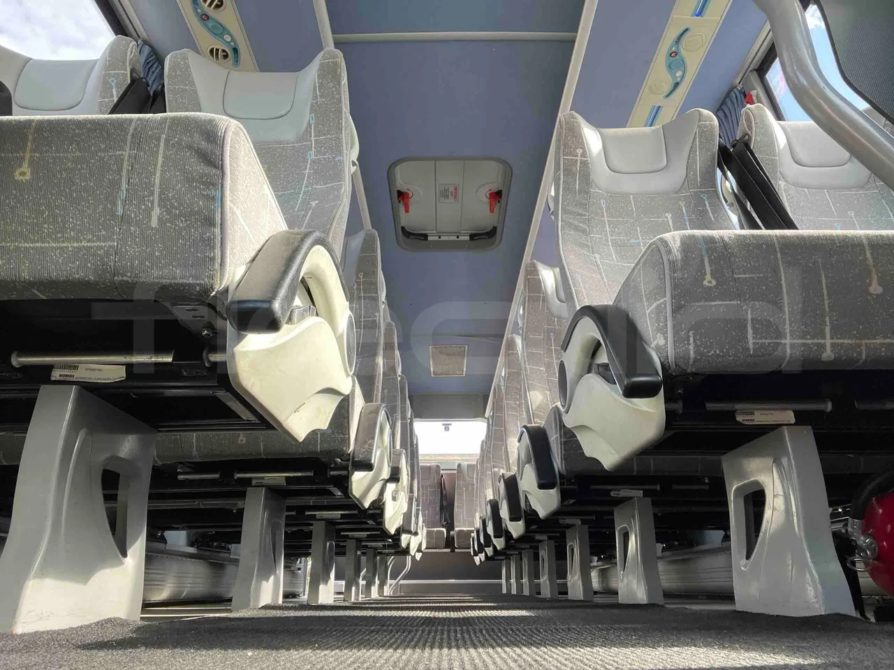 Isuzu Turquoise - seat brackets photo