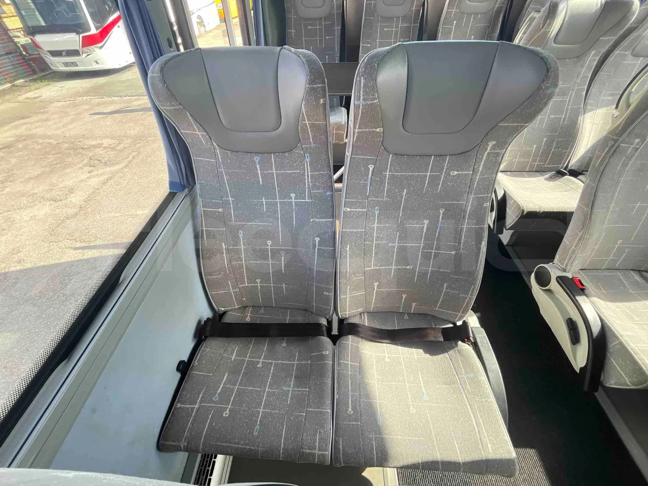 Isuzu Turquoise - central seat safety belt