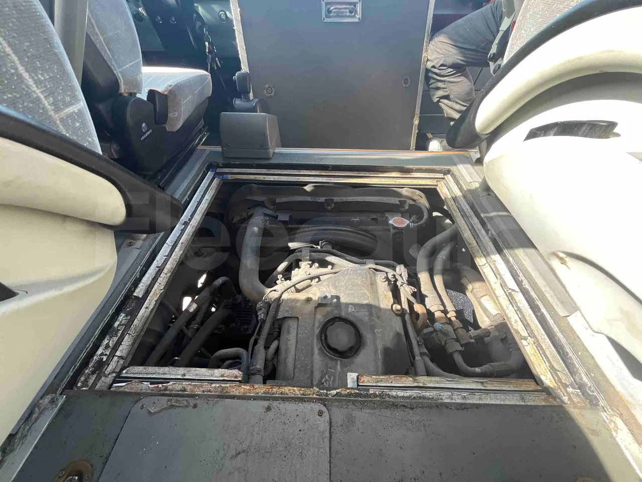 Isuzu Turquoise - air conditioning compressor