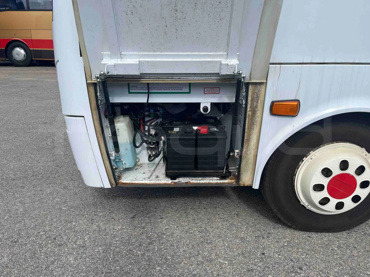 Isuzu Turquoise - external compartments photo