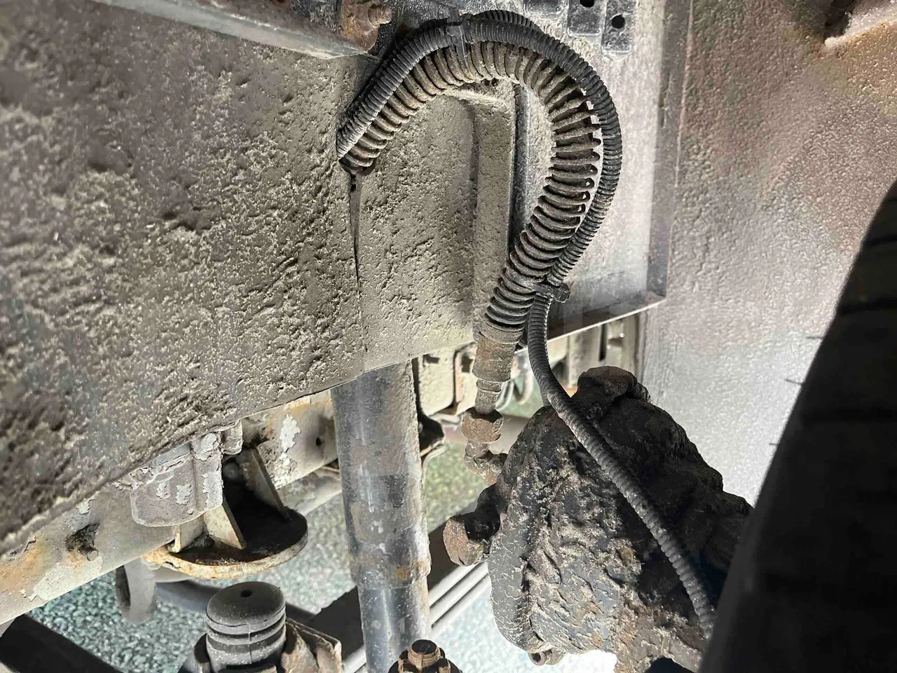 Isuzu Turquoise - front brake calipers left