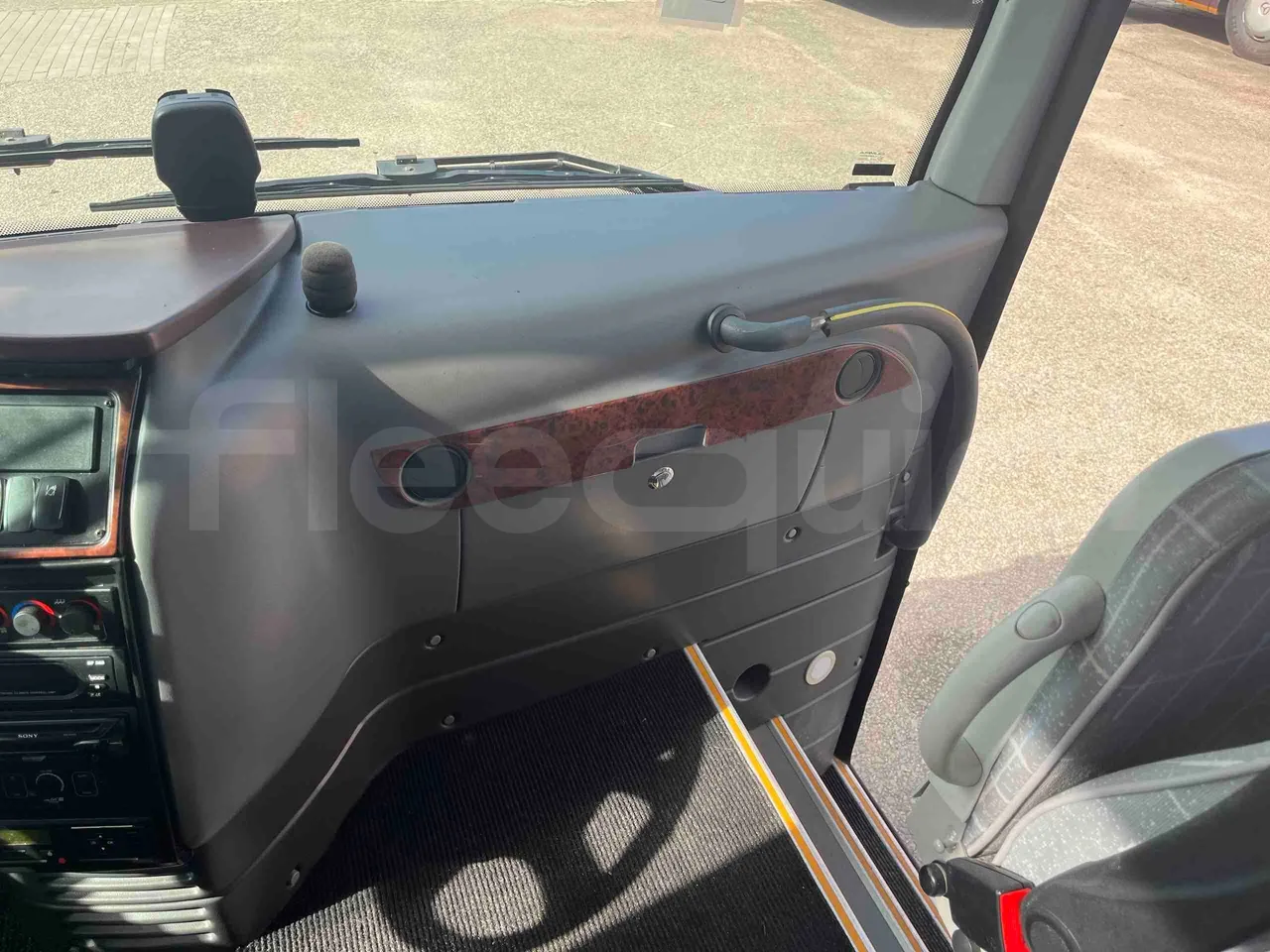Isuzu Turquoise - monitor detail photo