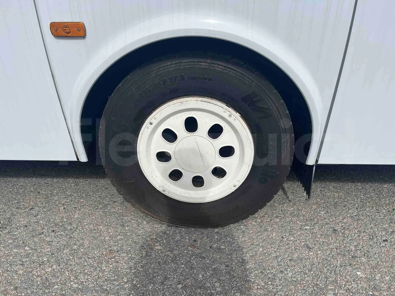 Isuzu Turquoise - tread condition front tires right