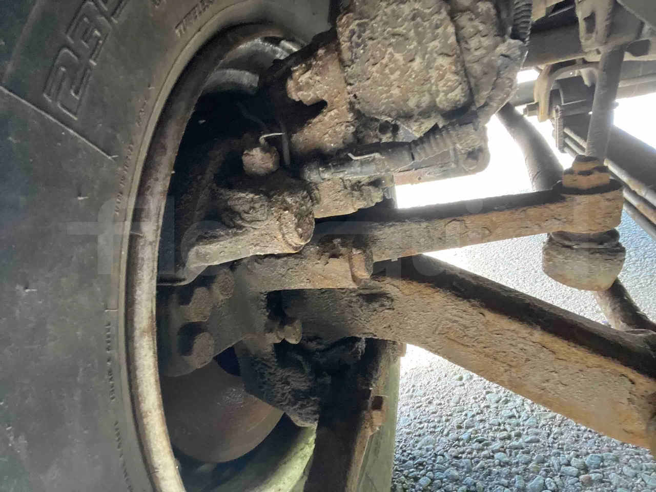 Isuzu Turquoise - front axle left side