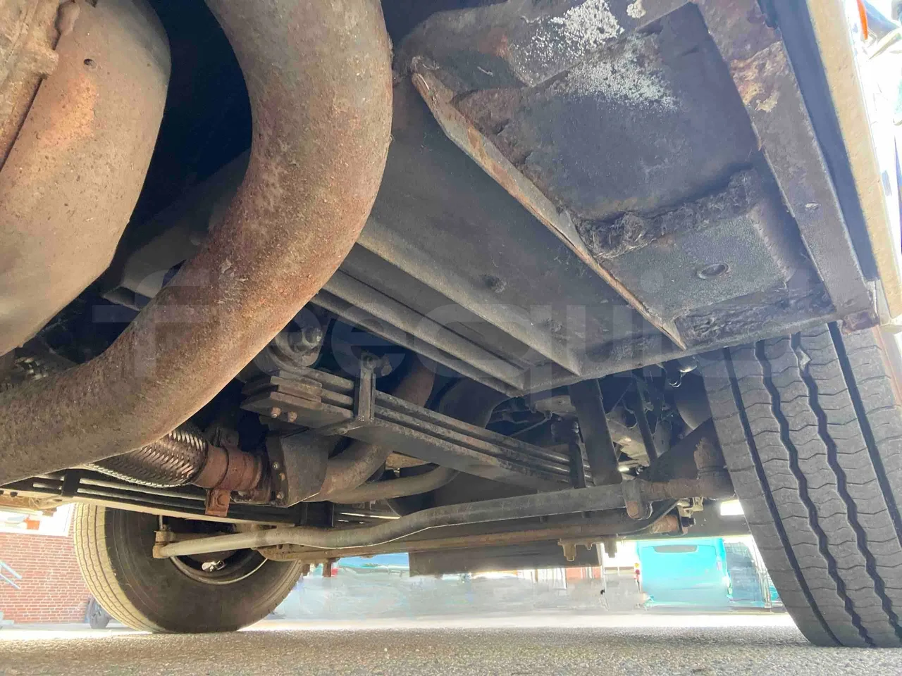 Isuzu Turquoise - front axle right side