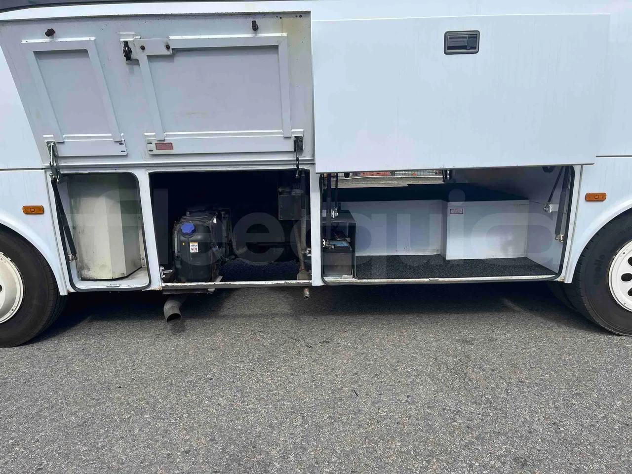 Isuzu Turquoise - turntable external (18m)