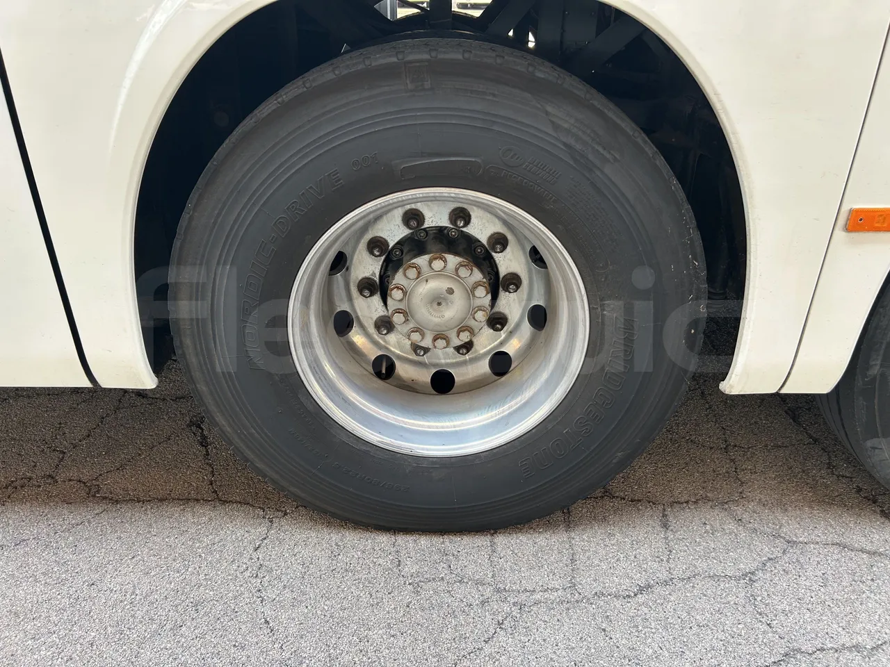 Setra S415 - Second Axle Left Side: Complete Wheel