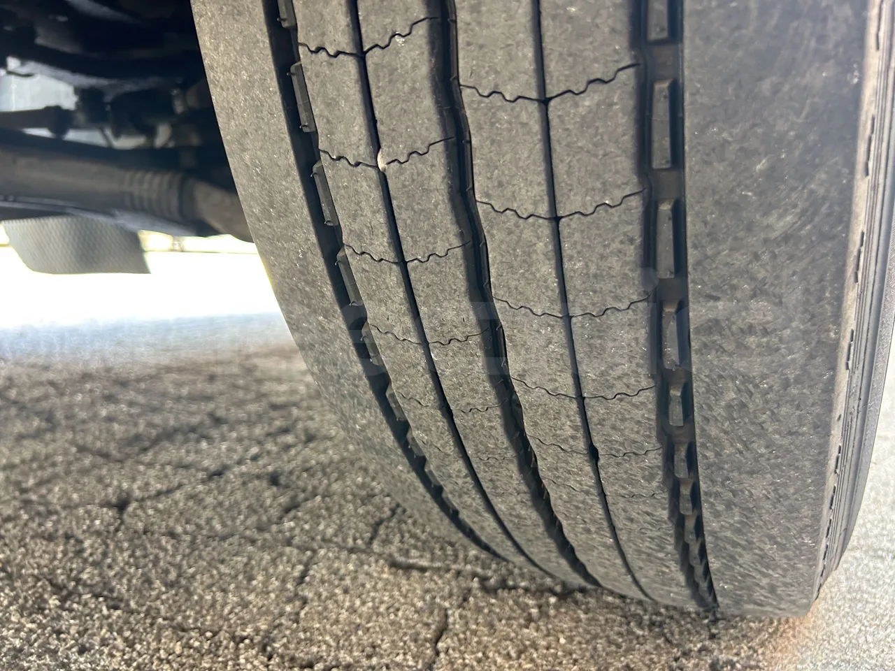 Setra S415 - First Axle Left Side: Tyre Tread
