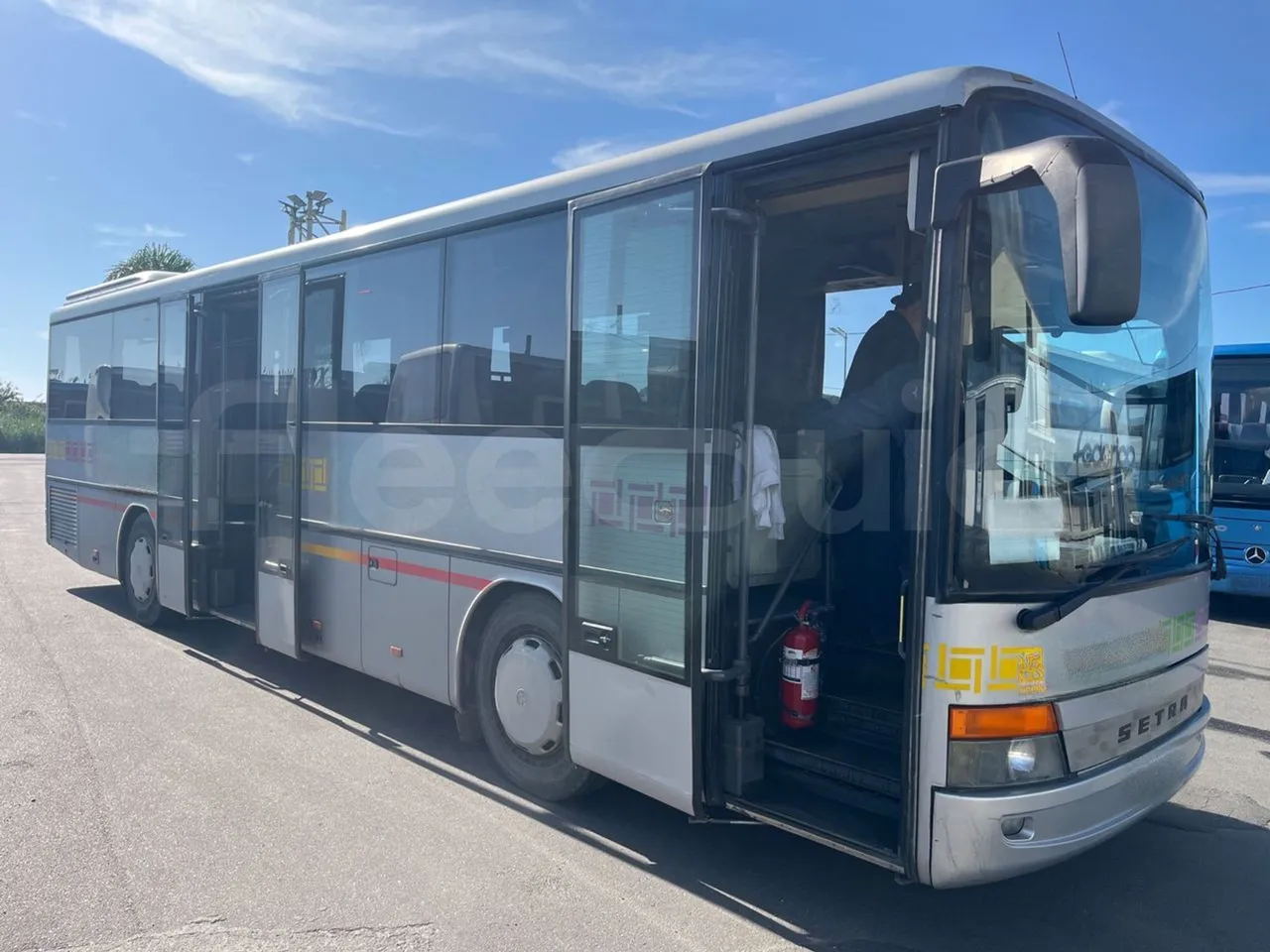 Setra S313 UL/ Euro 3 - 260 Kw - 11.320 Mt - 3/4 right front doors open