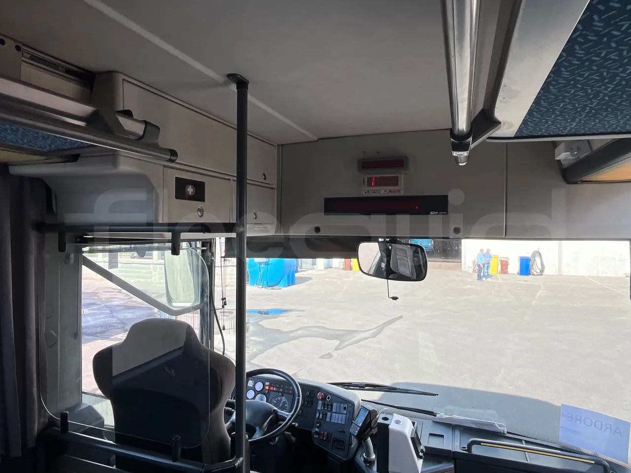 Setra S313 UL/ Euro 3 - 260 Kw - 11.320 Mt - usb charging detail