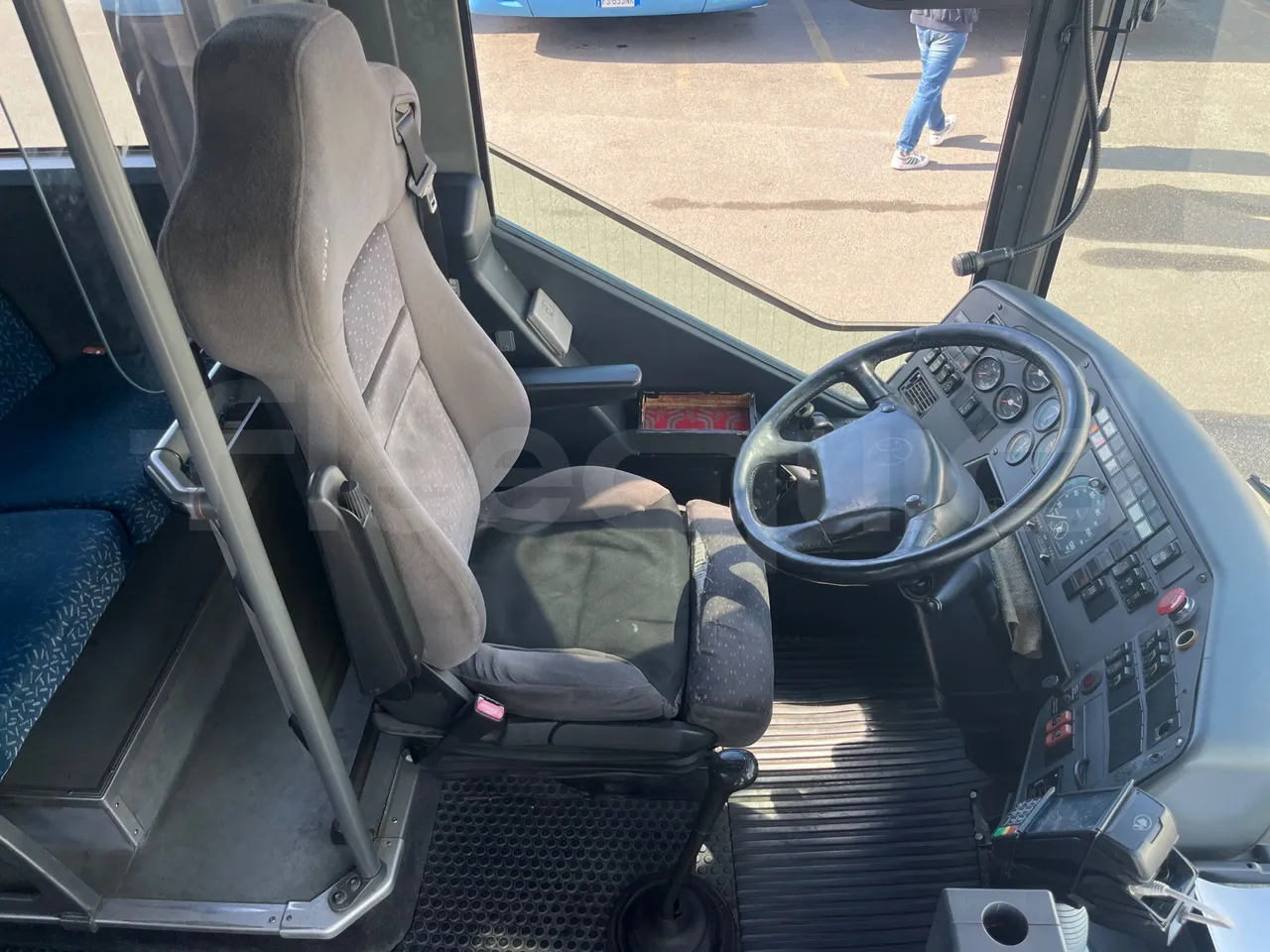 Setra S313 UL/ Euro 3 - 260 Kw - 11.320 Mt - driver's seat photo