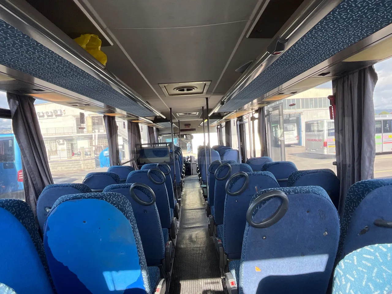 Setra S313 UL/ Euro 3 - 260 Kw - 11.320 Mt - forward view middle aisle