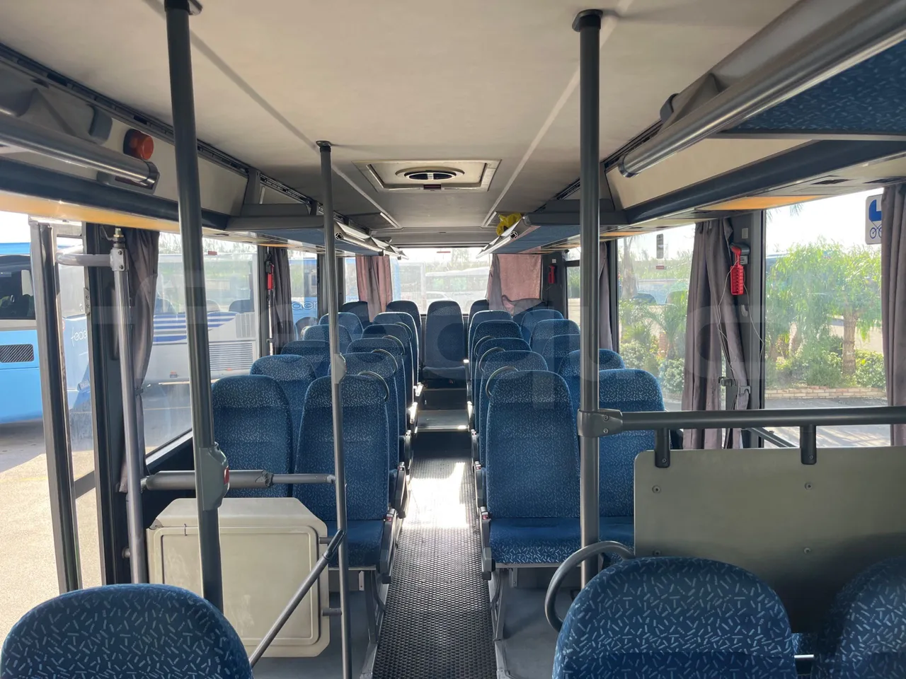 Setra S313 UL/ Euro 3 - 260 Kw - 11.320 Mt - reverse view middle aisle