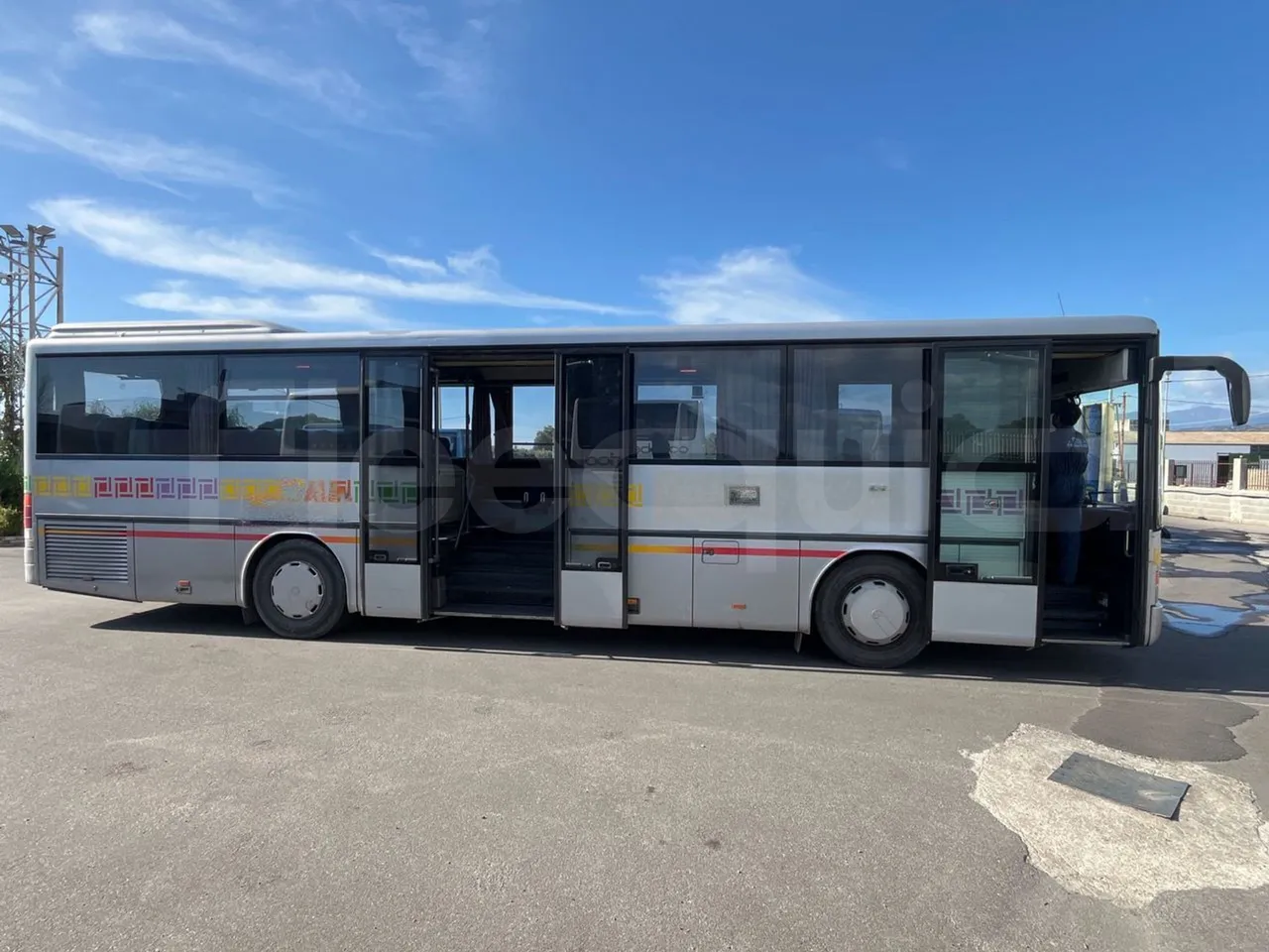 Setra S313 UL/ Euro 3 - 260 Kw - 11.320 Mt - right side doors open