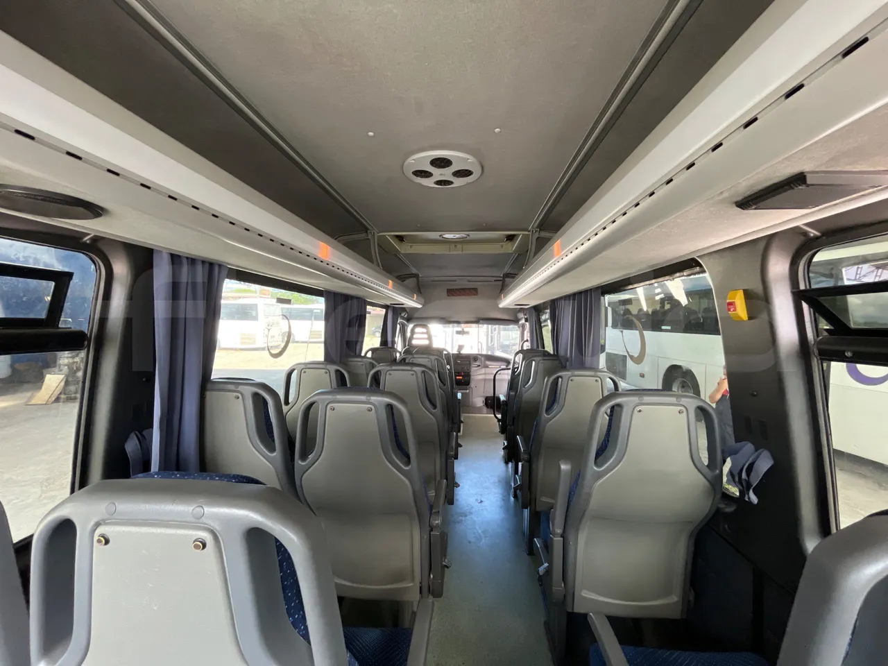 Iveco Daily A50/14/20 -EUR5 -100kW -6.948m CNG - forward view middle aisle