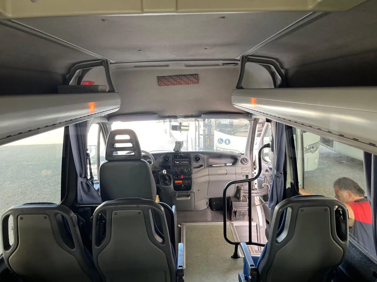 Iveco Daily A50/14/20 -EUR5 -100kW -6.948m CNG - forward view all seats last row height