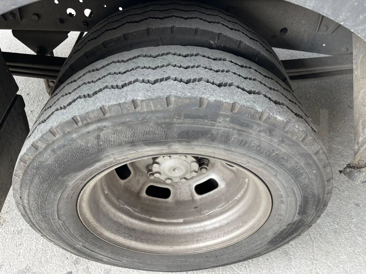 Iveco Daily A50/14/20 -EUR5 -100kW -6.948m CNG - tread condition third axle tires left