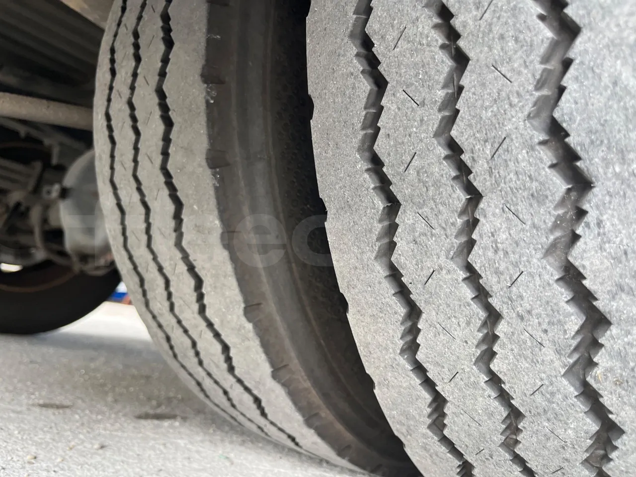 Iveco Daily A50/14/20 -EUR5 -100kW -6.948m CNG - tread condition third axle tires right