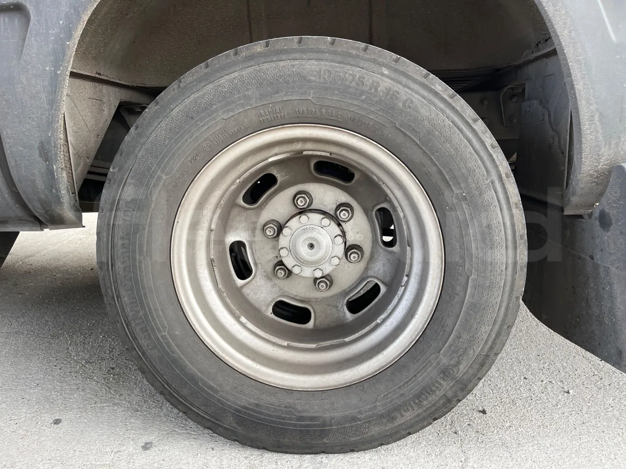Iveco Daily A50/14/20 -EUR5 -100kW -6.948m CNG - rear left tire photo