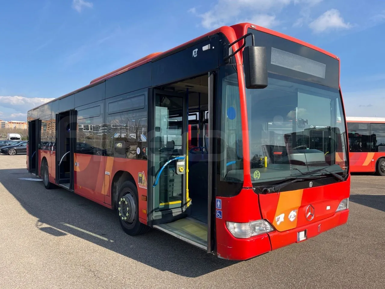 Mercedes-Benz Citaro O530 - Euro4 - 210kW - 11.950m - 3/4 right front doors open