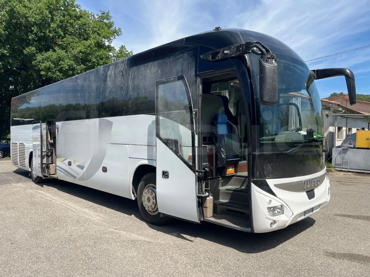 Iveco Magelys - 3/4 right front doors open