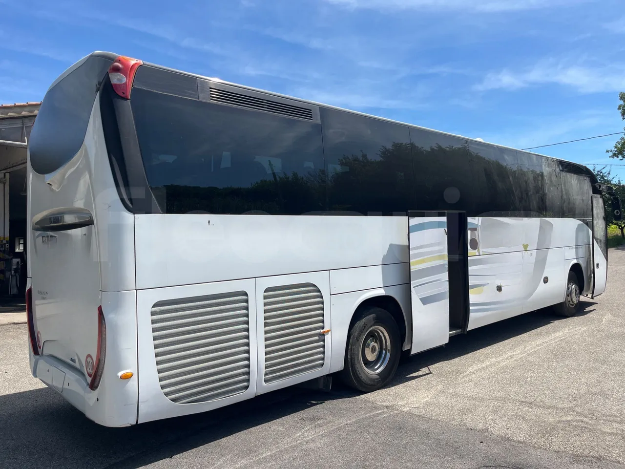 Iveco Magelys - 3/4 right rear doors open