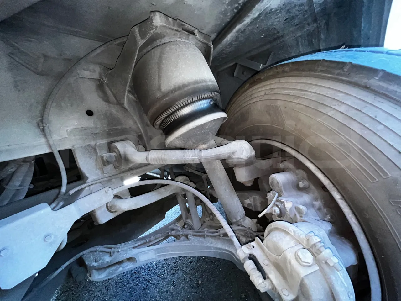 Iveco Magelys - front shock absorbers left