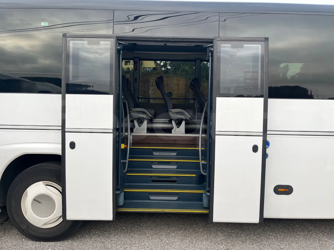 Neoplan JETLINER B274600 - Euro6 - 294kW - 13mt - front door 3 open