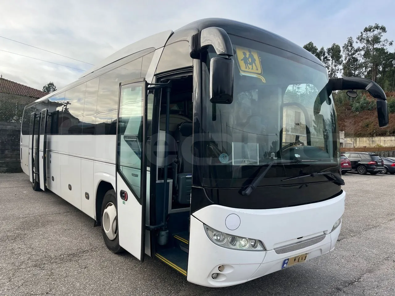 Neoplan JETLINER B274600 - Euro6 - 294kW - 13mt - 3/4 right front doors open