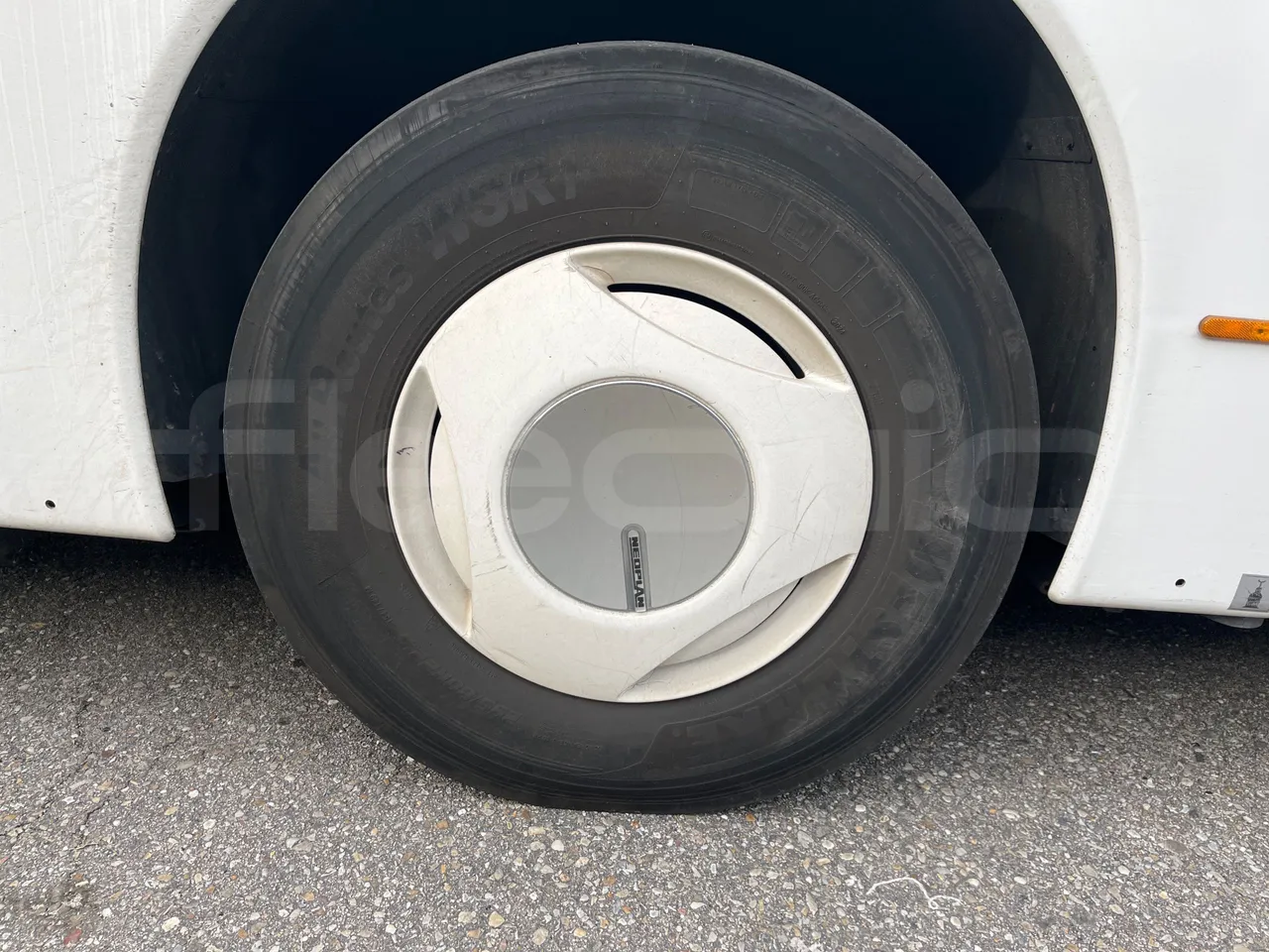 Neoplan JETLINER B274600 - Euro6 - 294kW - 13mt - tread condition front tires left