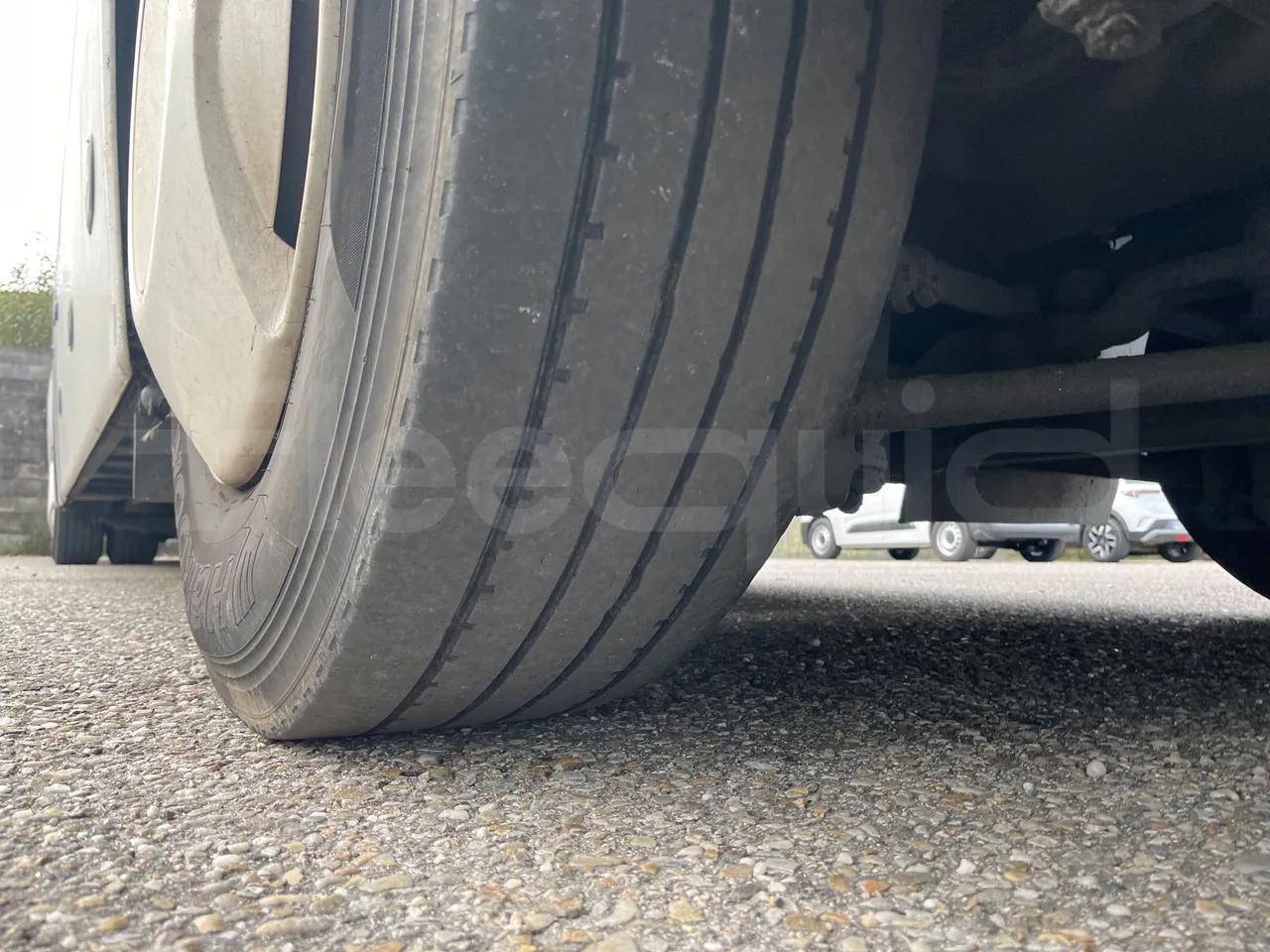 Neoplan JETLINER B274600 - Euro6 - 294kW - 13mt - tread condition front tires right