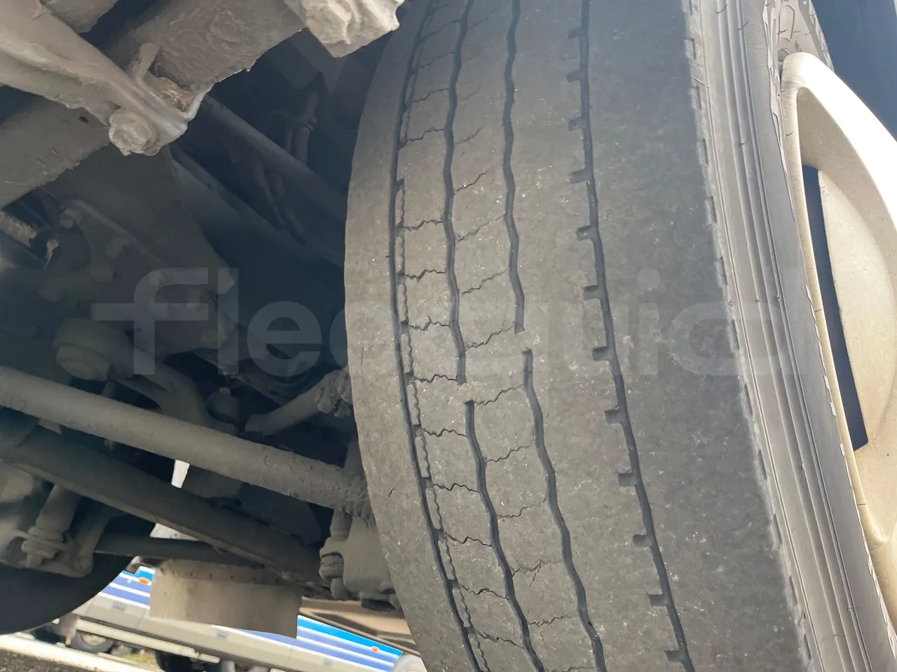 Neoplan JETLINER B274600 - Euro6 - 294kW - 13mt - tread condition third axle tires left