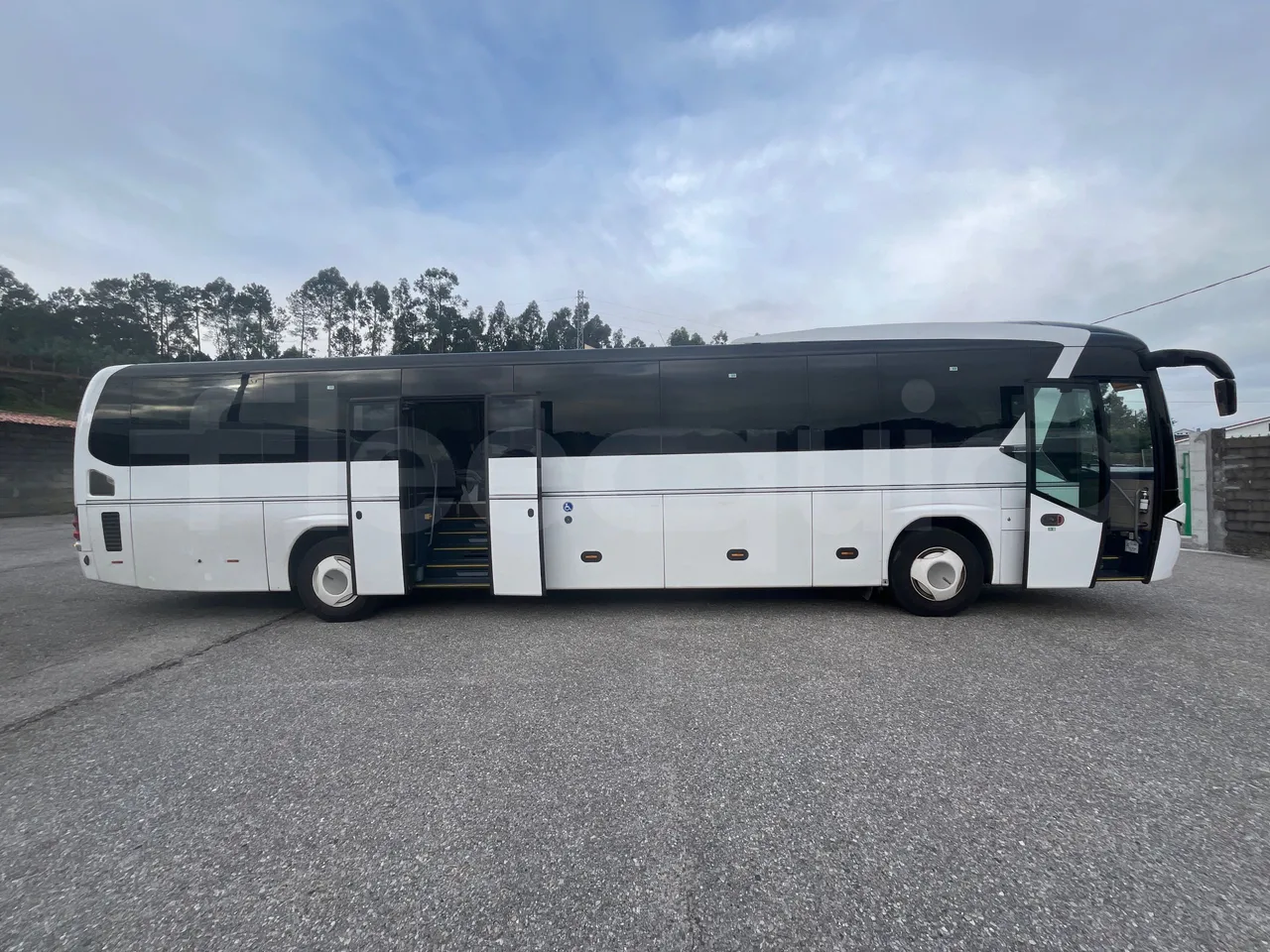 Neoplan JETLINER B274600 - Euro6 - 294kW - 13mt - right side doors open