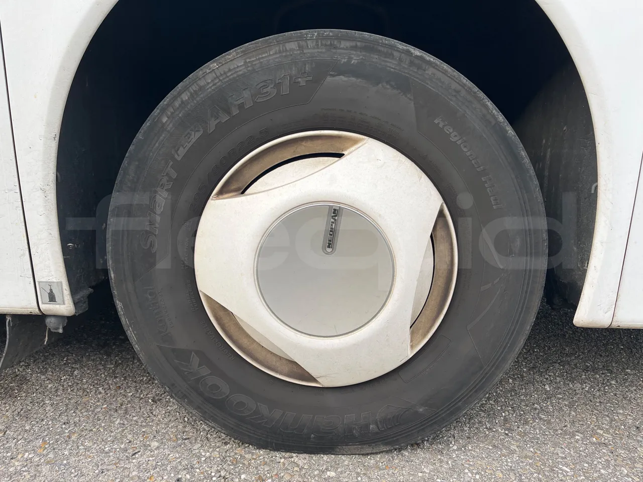 Neoplan JETLINER B274600 - Euro6 - 294kW - 13mt - front left tire measurements