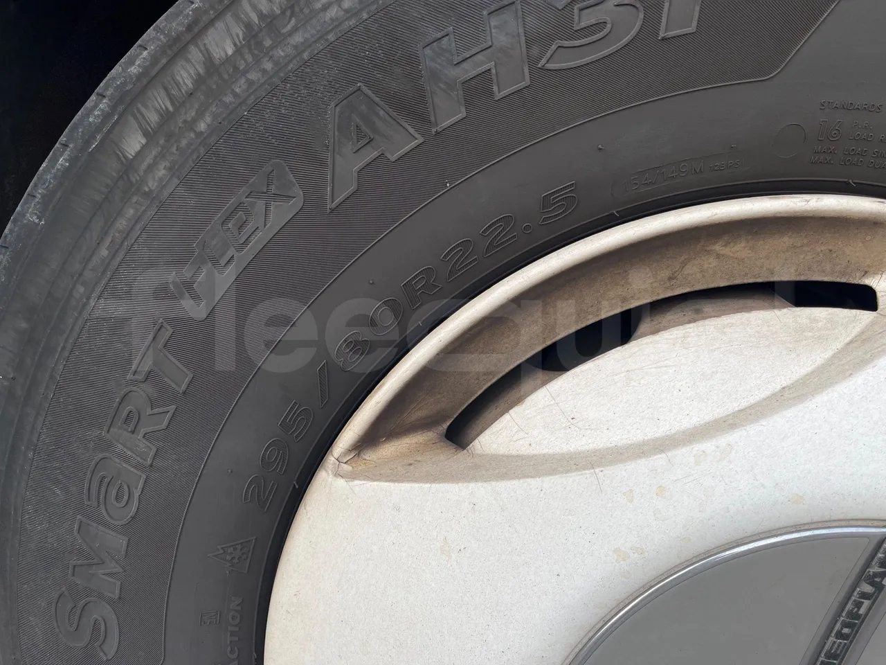 Neoplan JETLINER B274600 - Euro6 - 294kW - 13mt - rear left tire photo