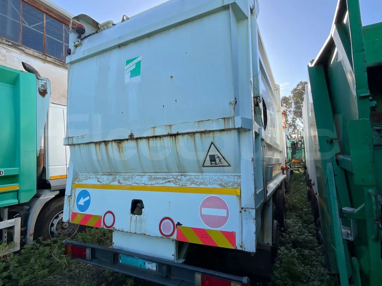 Daimler-Chrysler AG 930|MB 2532 - Euro5 - 235kW - 9.620mt - 3/4 right rear doors open