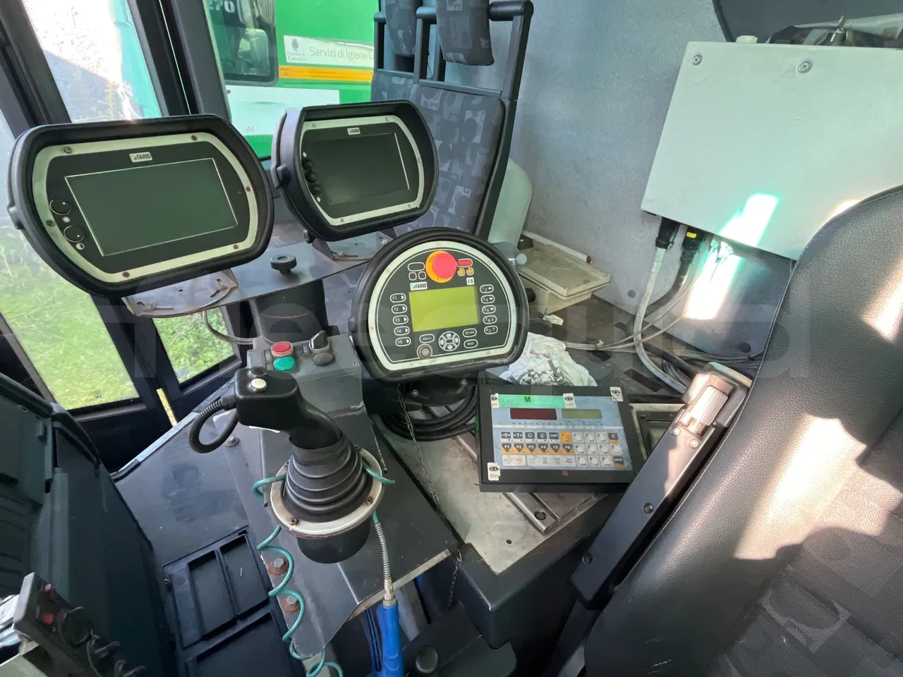 Daimler-Chrysler AG 930|MB 2532 - Euro5 - 235kW - 9.620mt - radio accessories photo