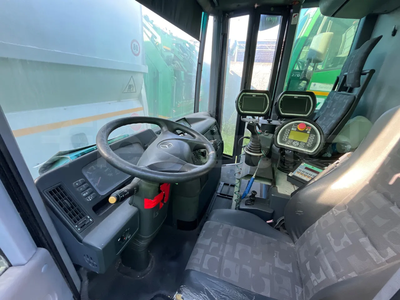 Daimler-Chrysler AG 930|MB 2532 - Euro5 - 235kW - 9.620mt - buttons panels on