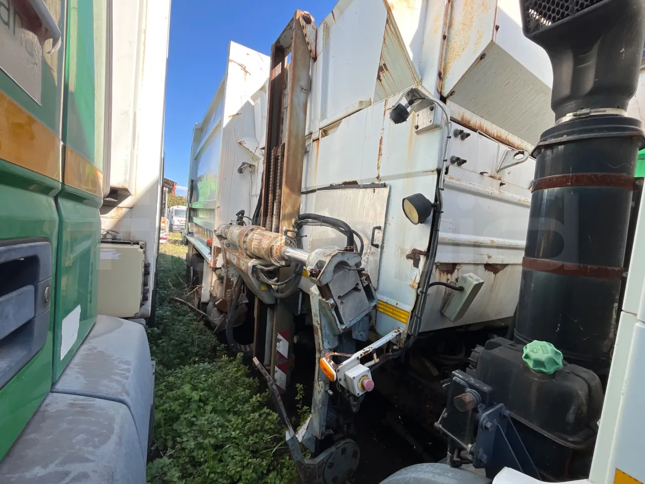 Daimler-Chrysler AG 930|MB 2532 - Euro5 - 235kW - 9.620mt - external compartments photo